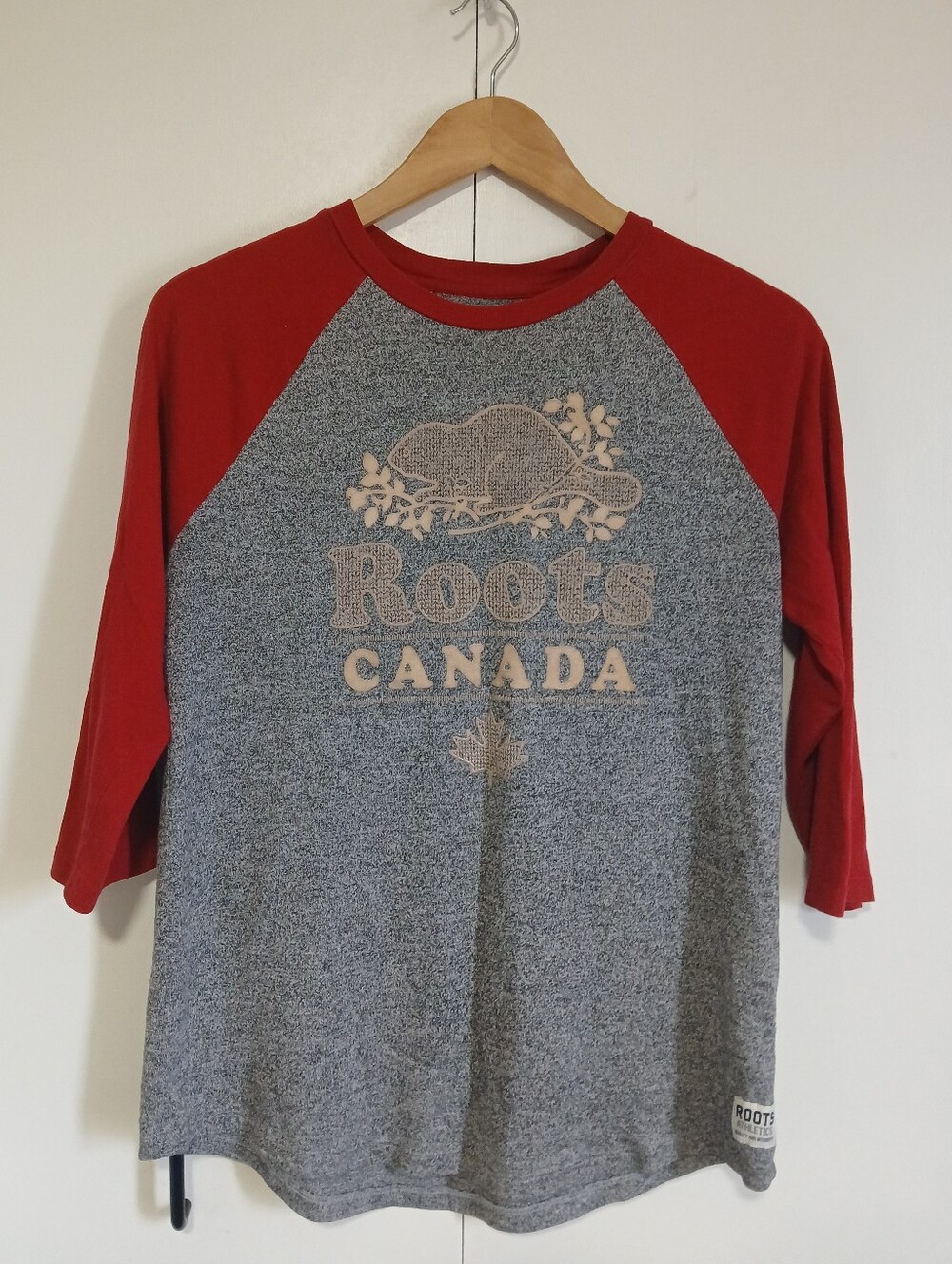 ​Roots Canada Womens Beaver Logo Raglan Baseball Tee Grey Red Size M